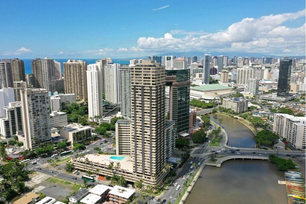 شقة Hawaiian Monarch Penthouse 401 By Hawaii Ocean Club هونولولو المظهر الخارجي الصورة